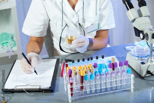 Fotografía A woman holding a urine sample in his hand