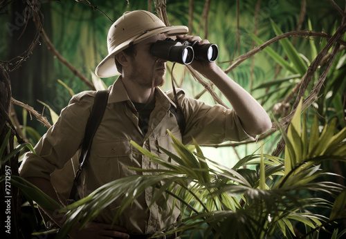 Fotografía Explorer in the jungle with binoculars