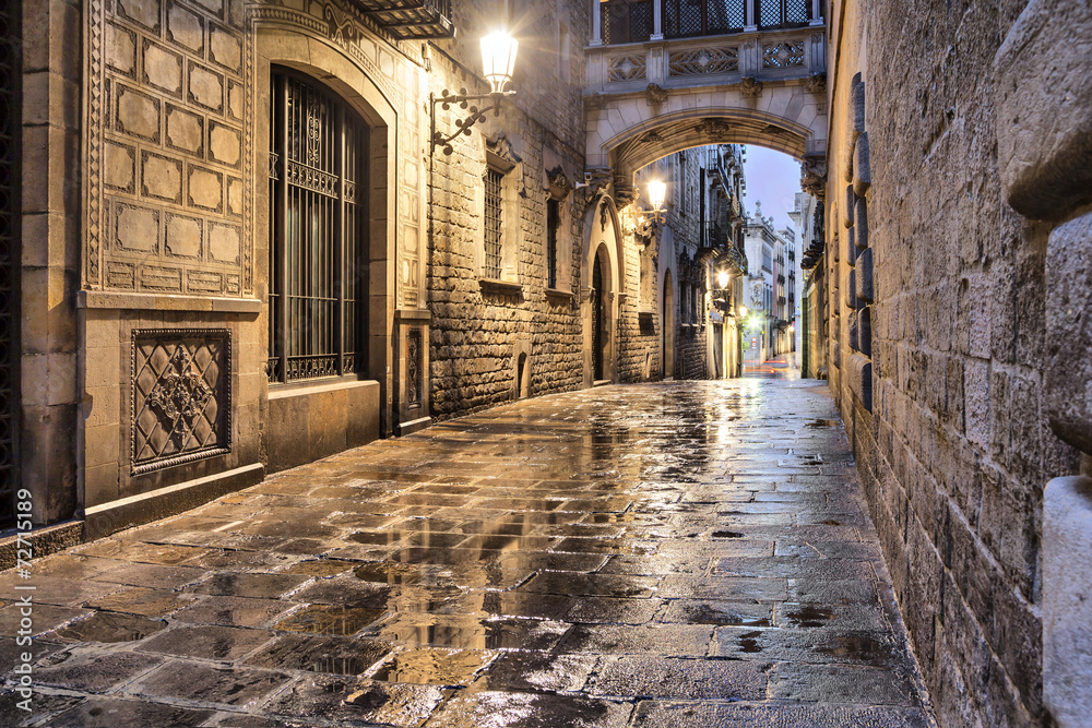 Narrow street in gothic quarter, Barcelona - obrazy, fototapety, plakaty 