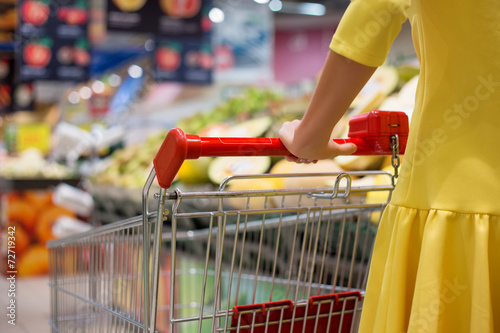 Fotografía Mujer de compras para las tiendas de comestibles en supermercado