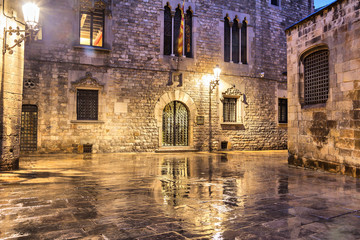 Fototapete - Gothic quarter of Barcelona in wet weather conditions