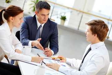 Canvas Print - Discussing report