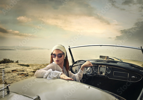 Naklejka na drzwi Classy woman in a vintage car