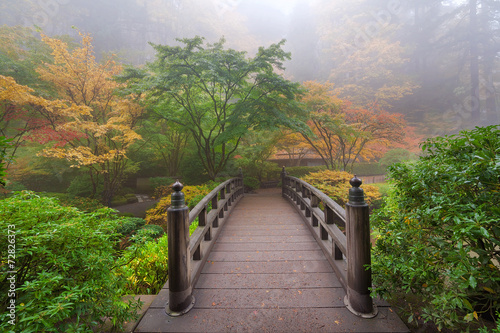 Naklejka dekoracyjna Moon Bridge in Japanese Garden Foggy Colorful Fall Morning