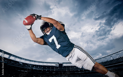 Fotografía American Football Player Catching a touchdown Pass