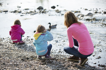 Familie mit Zwillingsmädchen am Fluss