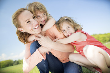 Glückliche Familie mit Zwillingsmädchen