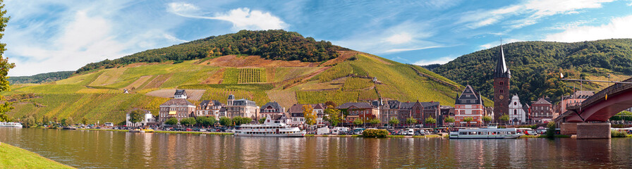 Bernkastel an der Mosel mit berühmter Weinlage Doctorberg