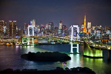 Fototapete - Rainbow Bridge and Sumida River in Tokyo, Japan.