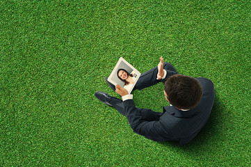 Canvas Print - man sitting on the green rgass