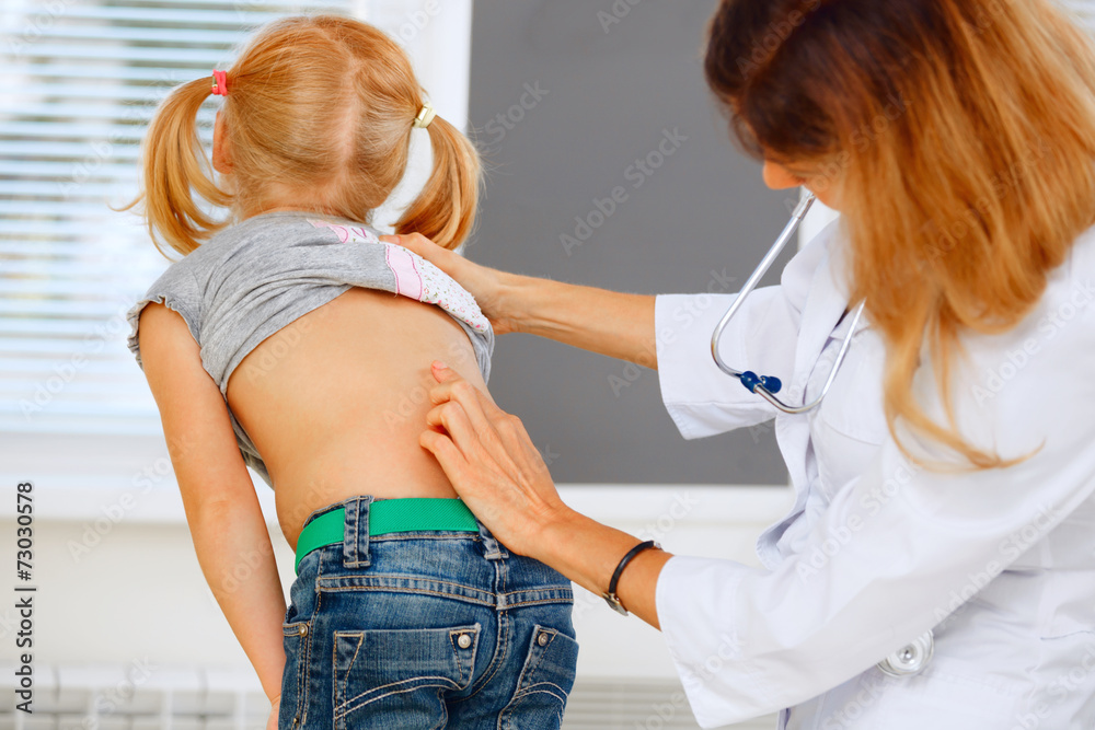 Pediatrician examining little girl with back problems. - obrazy, fototapety, plakaty 