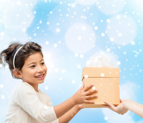 Wall Mural - smiling little girl with gift box