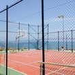 Boisko do koszykówki nad morzem w Hiszpanii