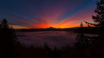 Wall Mural - Time Lapse of Sunrise with Mount Hood and Fog in Oregon