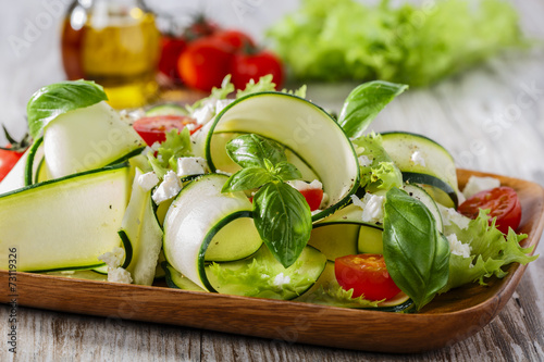 Naklejka na szybę Zucchini salad with tomatoes and cheese