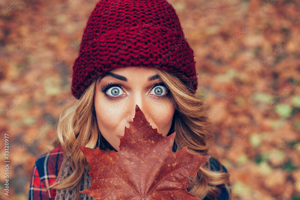 beautiful blonde with leaf in front of face - obrazy, fototapety, plakaty 