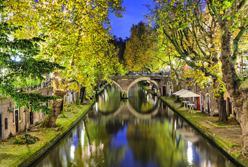 Fototapete - Double arc bridge across canal in the center of Utrecht