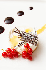 Wall Mural - Cheesecake with chocolate sauce