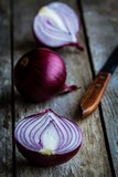 Fototapeta Kuchnia - Fresh organic red onions