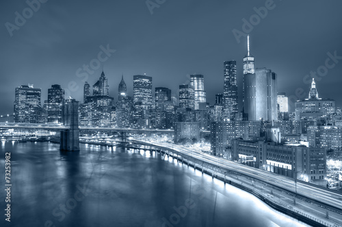 Obraz w ramie Manhattan and Brooklyn bridge night view