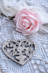 Fotomurales - Decoratie van roosjes en een metalen hart