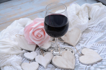 Fotomurales - houten hart decoratie met roze roos en glas wijn