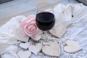 Fotomurales - houten hart decoratie met roze roos en glas wijn