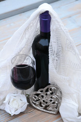 Fotomurales - glas rode wijn met hart decoratie en transparante stof