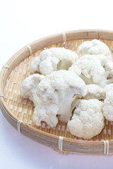 Canvas Print - Fresh cauliflower in bamboo tray on a white background