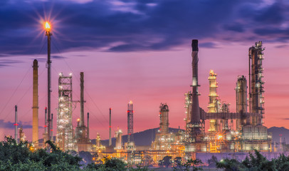 Wall Mural - Oil refinery at twilight sky