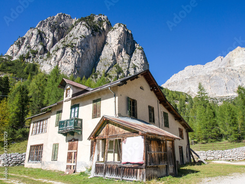 Ales Haus In Den Bergen Kaufen Sie Dieses Foto Und Finden Sie