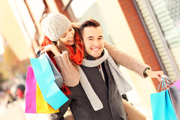 Canvas Print - Joyful couple shopping in the city