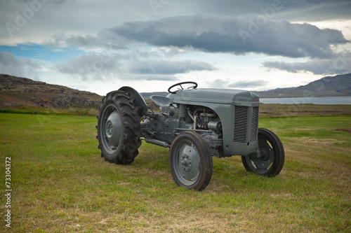 Fotomural Tractor retro en el campo de Islandia