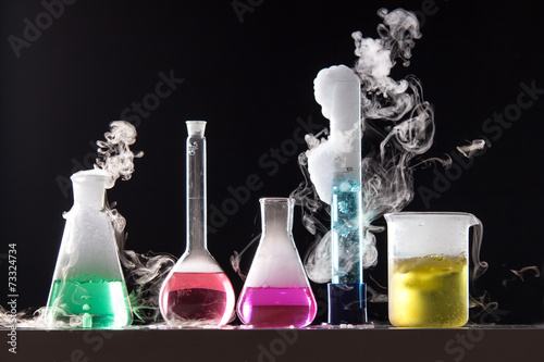 szklo-w-laboratorium-chemicznym-wypelnionym-kolorowym-plynem-podczas