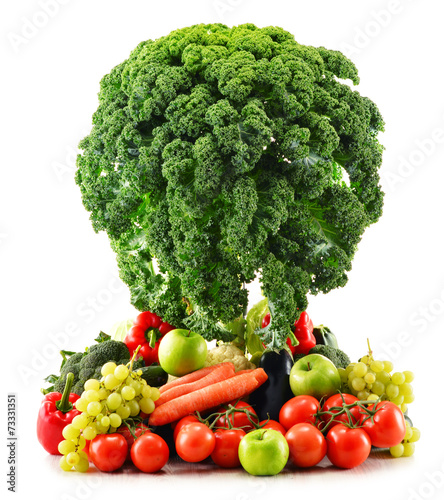 asortowani-surowi-organicznie-warzywa-odizolowywajacy-na-bielu