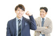 © Liza5450 - ガッツポーズの二人のビジネスマン