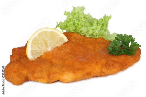 Fototapeta na wymiar Wiener Schnitzel mit Zitrone und Salat isoliert