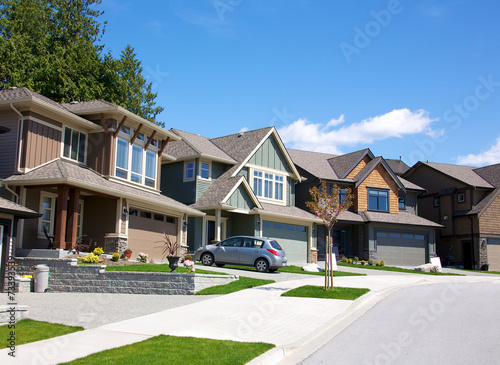 Fotografía Elegant homes in an upscale residential neighbourhood