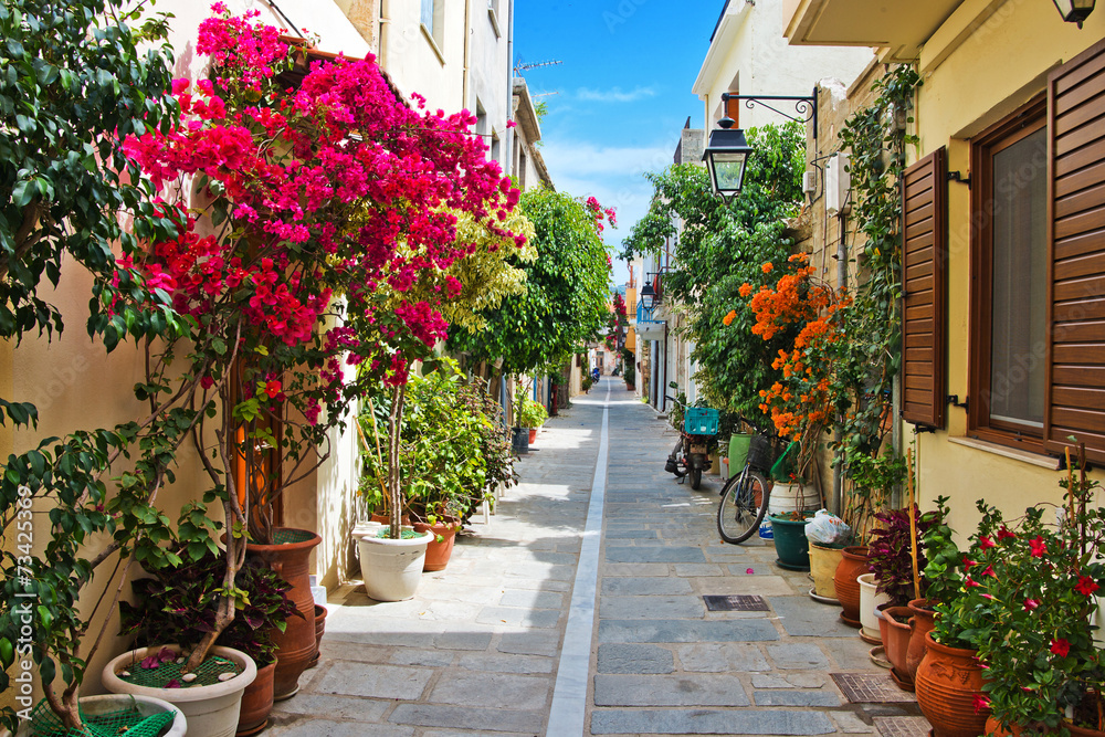 A narrow street in Rethymnon - obrazy, fototapety, plakaty 