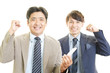 © Liza5450 - ガッツポーズの二人のビジネスマン