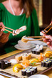 Frauen essen Shushi im Asiatischen Retaurant