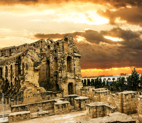 rzymski-amfiteatr-w-miescie-el