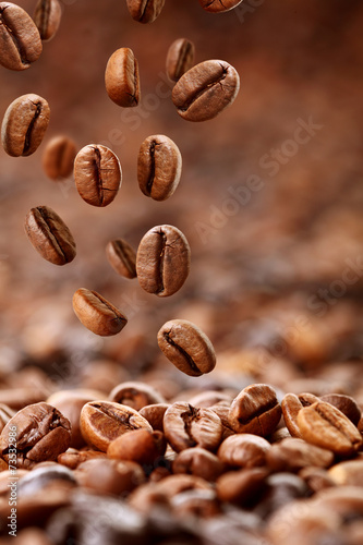Naklejka na kafelki fallende Kaffeebohnen