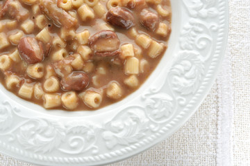 Piatto bianco con pasta e fagioli