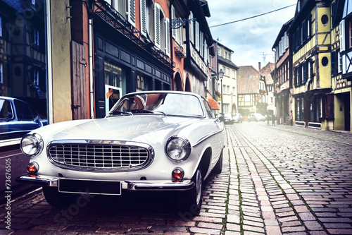 Naklejka dekoracyjna Retro car in old city street