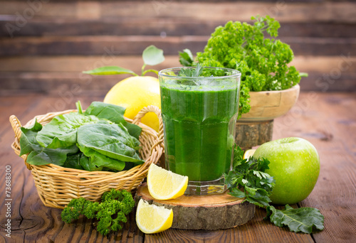 Cuadros en Lienzo Fresh green smoothie in the glass