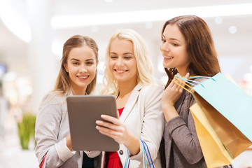 Canvas Print - happy young women with tablet pc and shopping bags