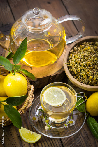 Naklejka na szybę Hot chamomile tea with lemon