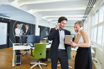 Wall Mural - Frau und Mann telefonieren im Büro