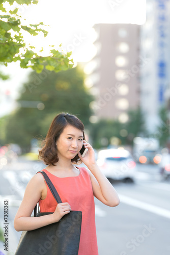 街角で電話する女性 Stock Photo Adobe Stock